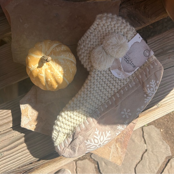 Western Moccasin Cream Bootie Slippers NWT Size S/M - Picture 4 of 5